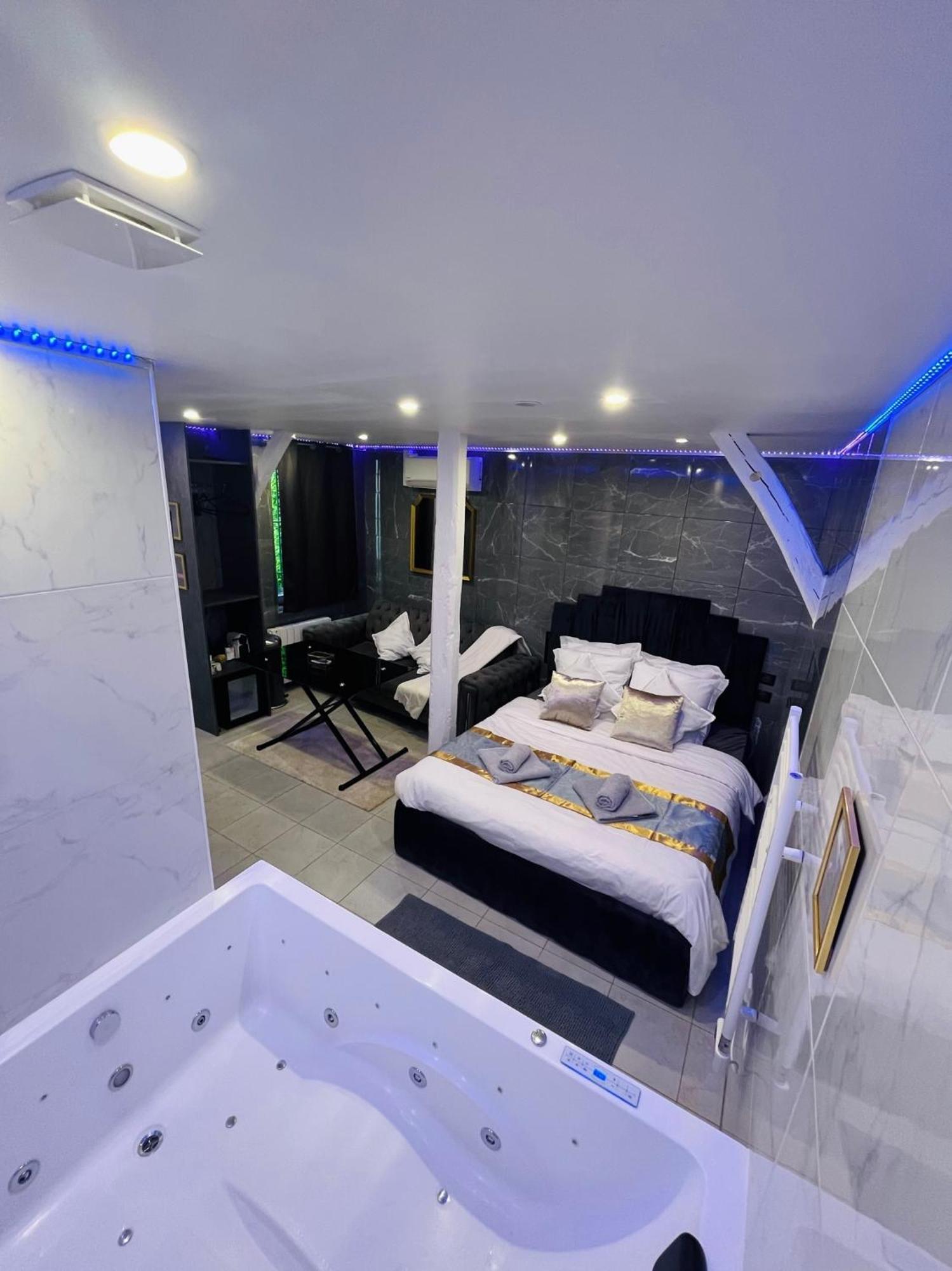 Room & Jacuzzi - Stade De France Saint-Denis  Esterno foto