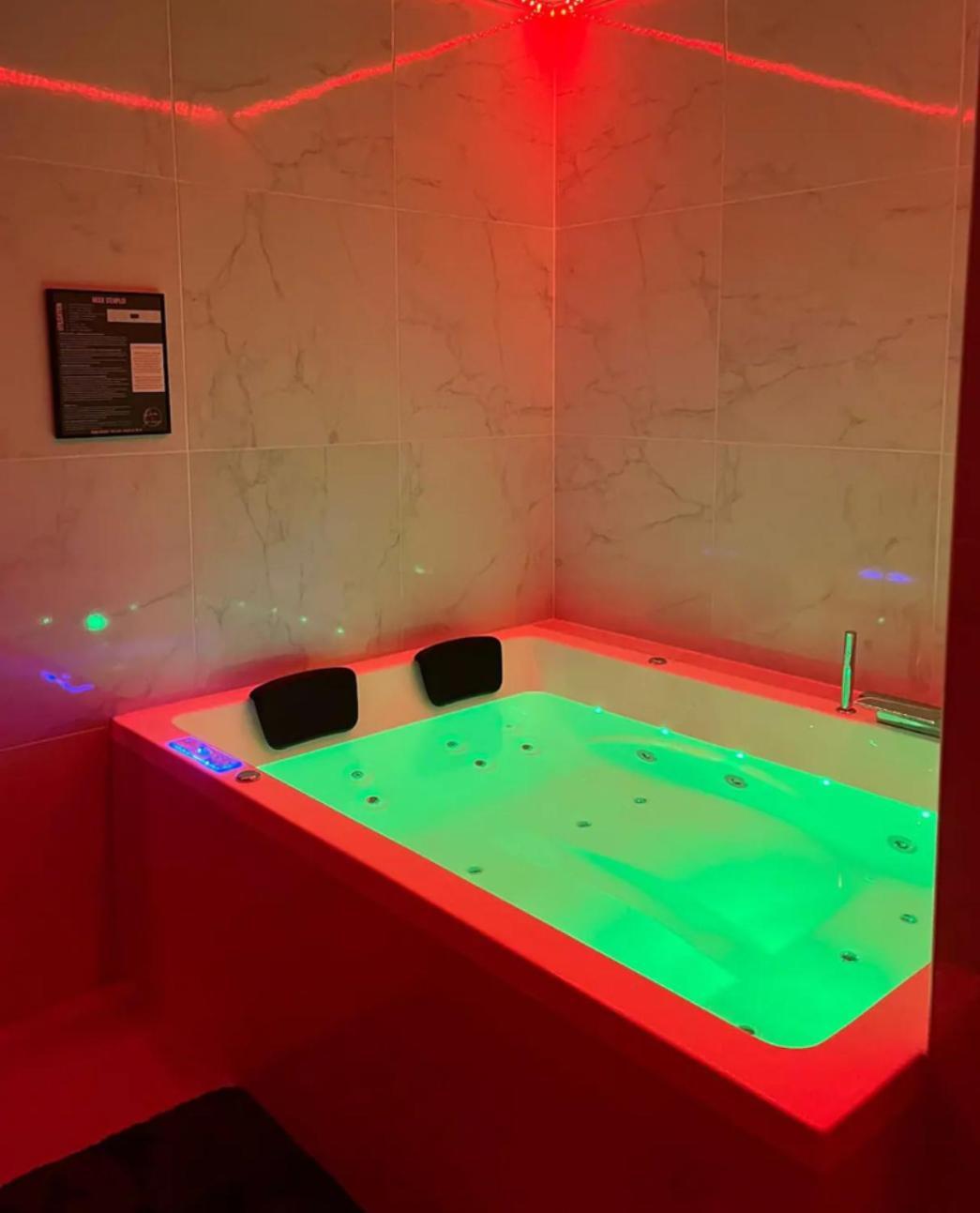 Room & Jacuzzi - Stade De France Saint-Denis  Esterno foto