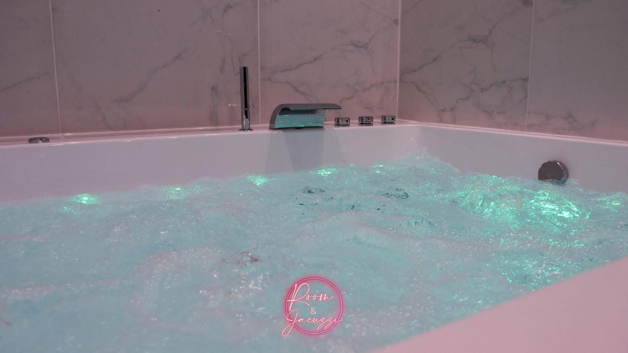 Room & Jacuzzi - Stade De France Saint-Denis  Esterno foto