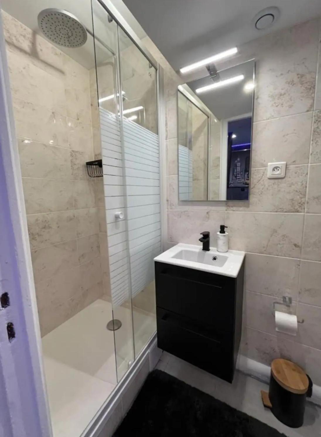 Room & Jacuzzi - Stade De France Saint-Denis  Esterno foto