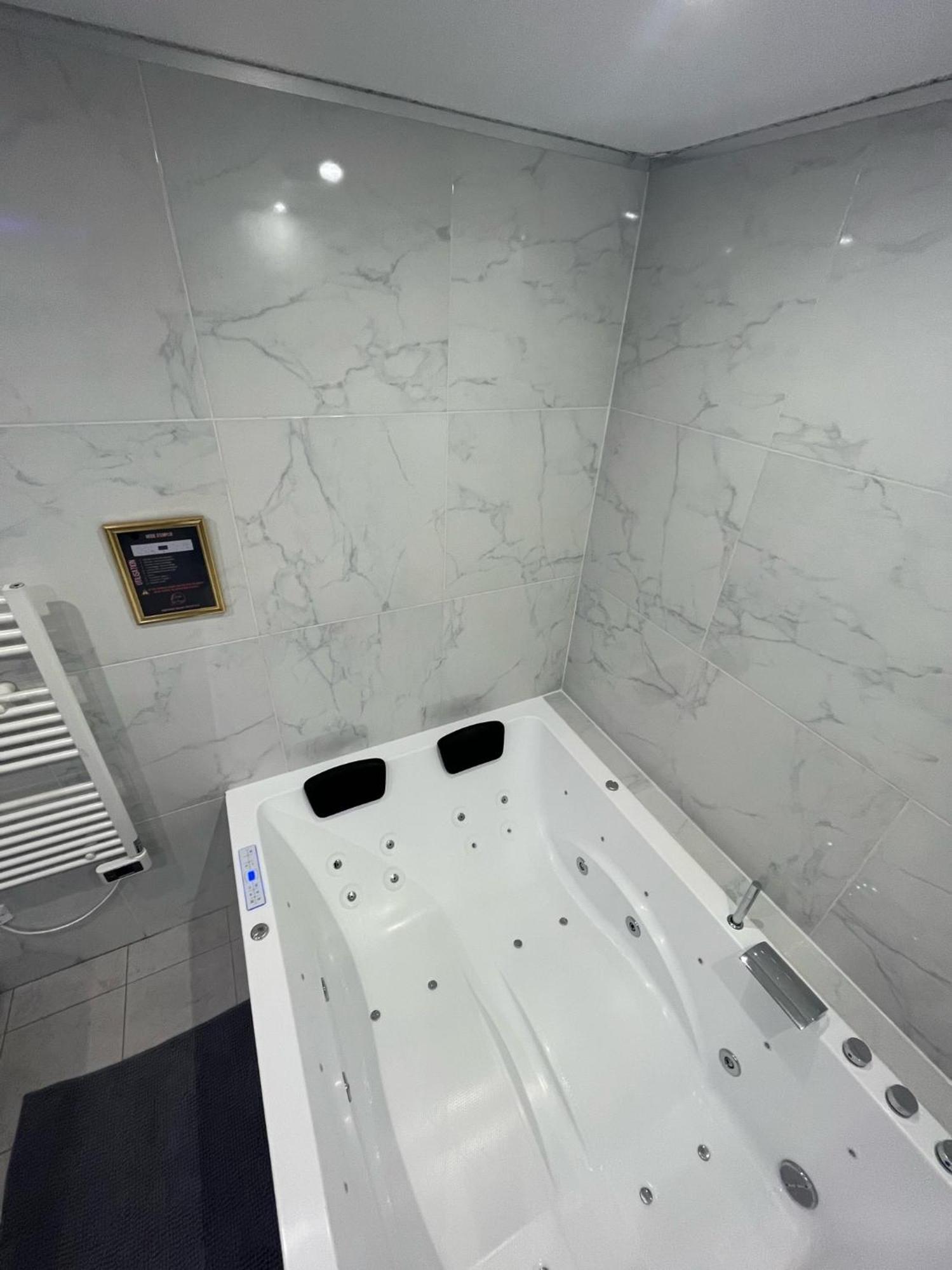 Room & Jacuzzi - Stade De France Saint-Denis  Esterno foto
